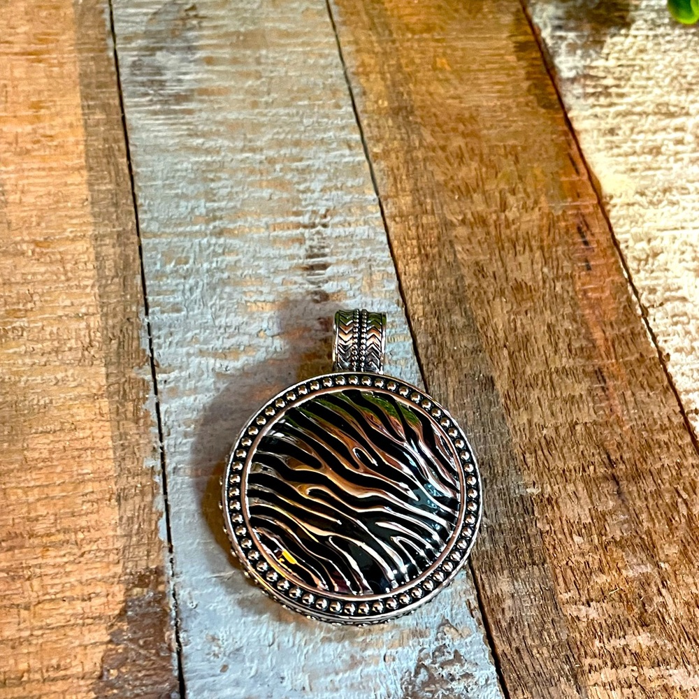Premier Designs “Safari” Necklace Pendant